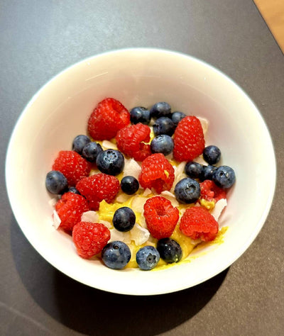 Goldener Protein Grieß Pudding